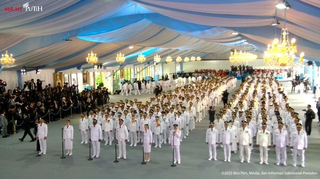 Foto: Calon kepala daerah berbaris jelang Presiden Prabowo Lantik Kepala Daerah Seluruh Indonesia, Halaman Istana Merdeka, Kamis, (20/2/2025).