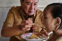 Bupati Maesyal Rasyid menyuapi makan anak Davina yang viral dimedsos dipasung. (Foto ; TangerangKab.go.id)