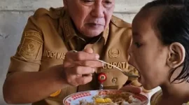 Bupati Maesyal Rasyid menyuapi makan anak Davina yang viral dimedsos dipasung. (Foto ; TangerangKab.go.id)
