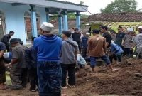 Proses pemindahan Jasad Kiyai Ponpes Manarul Hidayat Tasik Malaya