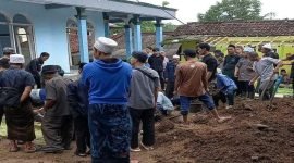 Proses pemindahan Jasad Kiyai Ponpes Manarul Hidayat Tasik Malaya