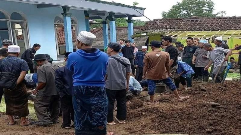 Proses pemindahan Jasad Kiyai Ponpes Manarul Hidayat Tasik Malaya