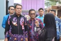 Bupati Tangerang Moch Maesyal Rasyid didampingi Camat Panongan Heru Ultari saat diwawancara media terkait masalah sampah di Kabupaten Tangerang
