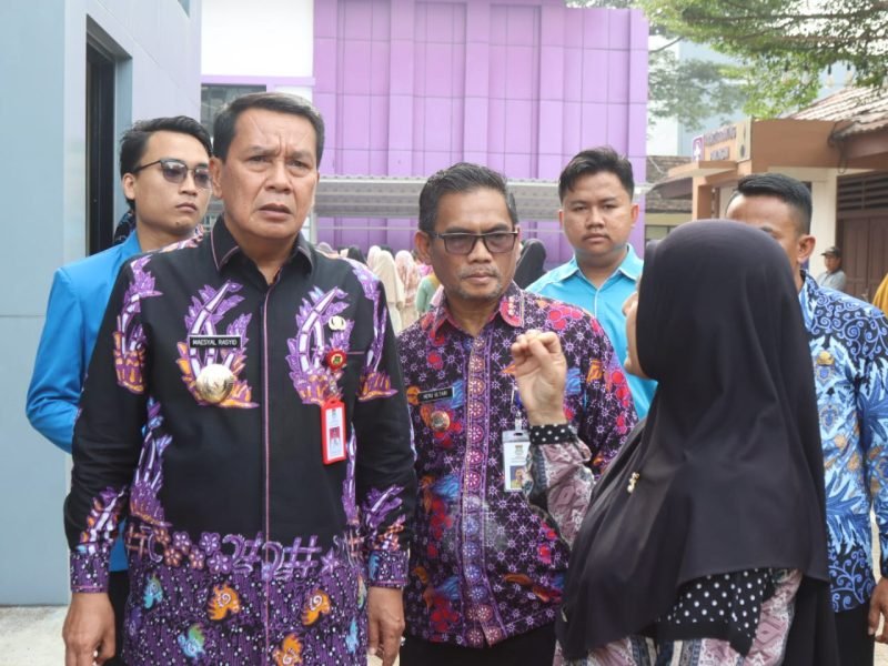 Bupati Tangerang Moch Maesyal Rasyid didampingi Camat Panongan Heru Ultari saat diwawancara media terkait masalah sampah di Kabupaten Tangerang 