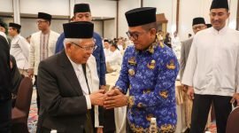 Gubernur Andra Soni menyalami Wapres Ke-13 KH Ma'ruf Amin pada Bukber yang digelar PT Krakatau Steel (Persero) Tbk