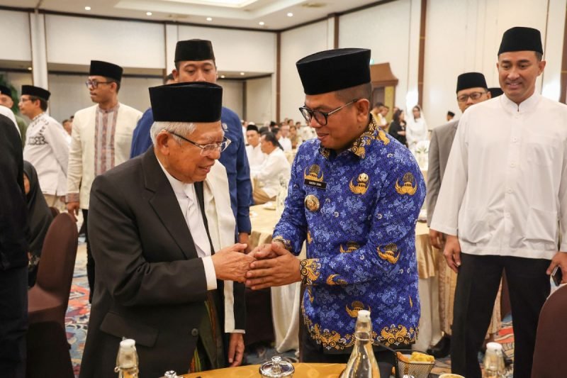 Gubernur Andra Soni menyalami Wapres Ke-13 KH Ma'ruf Amin pada Bukber yang digelar PT Krakatau Steel (Persero) Tbk