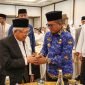 Gubernur Andra Soni menyalami Wapres Ke-13 KH Ma'ruf Amin pada Bukber yang digelar PT Krakatau Steel (Persero) Tbk