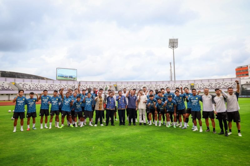 Usai peresmian berpose bersama di Lapangan Stadion Indomilk Arena Kabupaten Tangerang