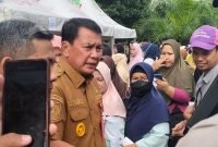 Kedatangan Bupati Maesyal Rasyid di acara Bazaar Ramadhan Tigaraksa disambut antusias emak-emak yang sejak pagi sudah antre