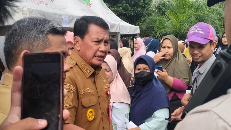 Kedatangan Bupati Maesyal Rasyid di acara Bazaar Ramadhan Tigaraksa disambut antusias emak-emak yang sejak pagi sudah antre