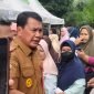Kedatangan Bupati Maesyal Rasyid di acara Bazaar Ramadhan Tigaraksa disambut antusias emak-emak yang sejak pagi sudah antre