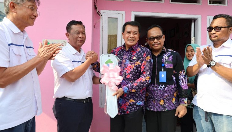 Bupati Tangerang Moch Maesyal Rasyid serahkan simbolis bantuan CSR PIK berupa Bedah rumah dan isinya kepada anak yatim di 6 kecamatan se-Kabupaten Tangerang