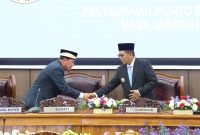 Gubernur Banten Andra Soni bersalaman dengan Bupati Tangerang Moch Maesyal Rasyid pada Acara Sertijab di Kantor DPRD Kabupaten Tangerang di Tigaraksa