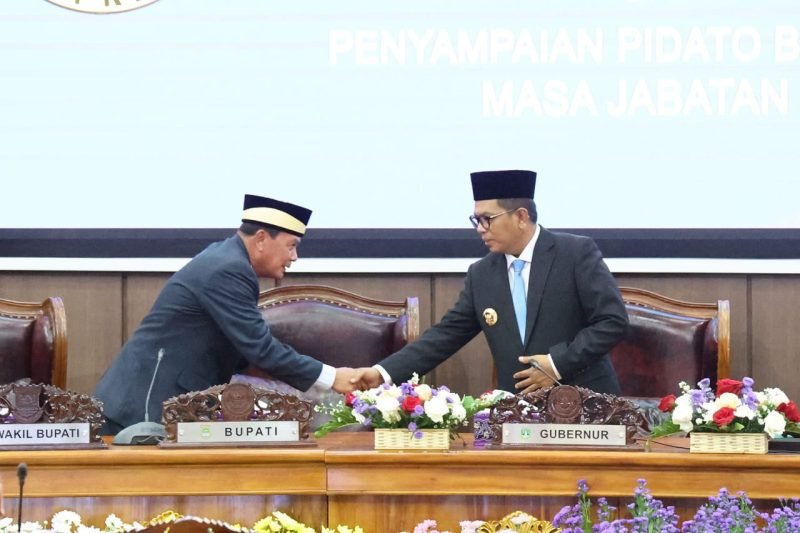 Gubernur Banten Andra Soni bersalaman dengan Bupati Tangerang Moch Maesyal Rasyid pada Acara Sertijab di Kantor DPRD Kabupaten Tangerang di Tigaraksa