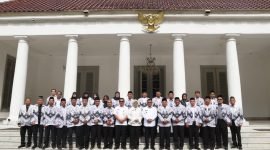 Pengurus PGRI Banten berpose bersama Gubernur Andra Soni