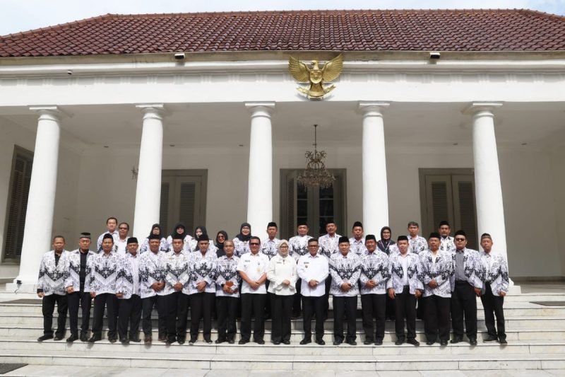 Pengurus PGRI Banten berpose bersama Gubernur Andra Soni