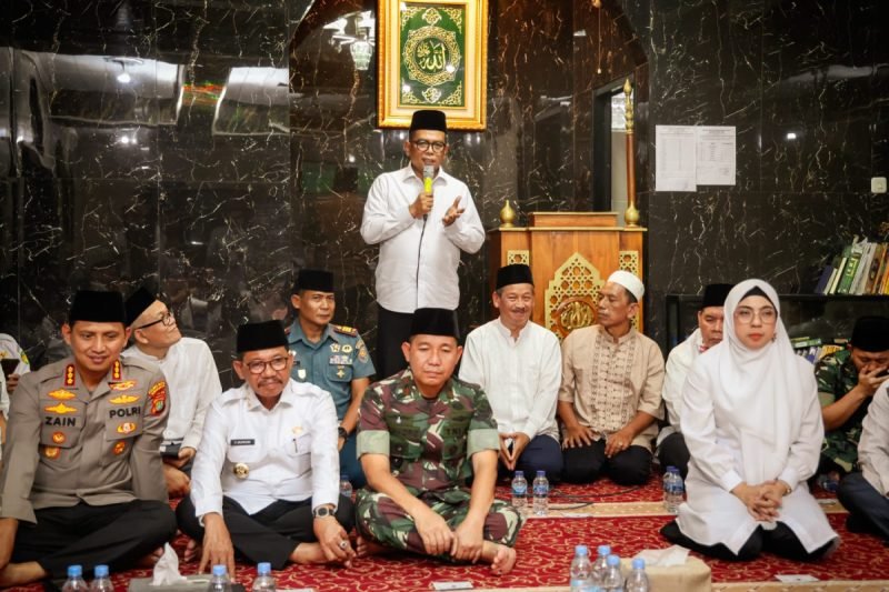 Gubernur Banten, Andra Soni melakukan Safari Ramadan 1446 H di Mushola Nurul Iman, Jl Maulana Yusuf No. 80, Babakan, Kota Tangerang, Rabu (12/3/2025).