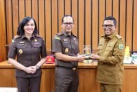 Gubernur Banten Andra Soni usai silaturahmi menerima cinderamata dari Kajati Banten Dr Siswanto, SH, MH didampingi Wakajati Yuliana Sagala, SH, MH