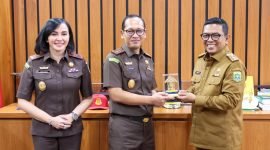 Gubernur Banten Andra Soni usai silaturahmi menerima cinderamata dari Kajati Banten Dr Siswanto, SH, MH didampingi Wakajati Yuliana Sagala, SH, MH 