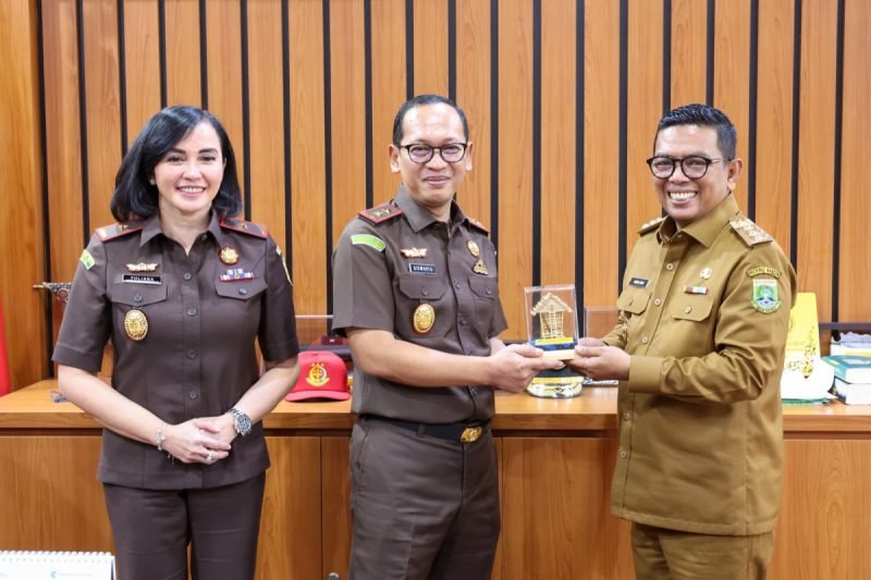 Gubernur Banten Andra Soni usai silaturahmi menerima cinderamata dari Kajati Banten Dr Siswanto, SH, MH didampingi Wakajati Yuliana Sagala, SH, MH 