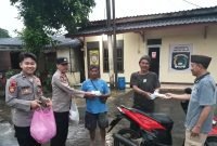 Para pengguna jalan yang melewati Kantor Polsek Legok nampak senang menerima takjil buka puasa dari Petugas Polsek dan Pengurus KNPI Legok 