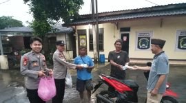 Para pengguna jalan yang melewati Kantor Polsek Legok nampak senang menerima takjil buka puasa dari Petugas Polsek dan Pengurus KNPI Legok 