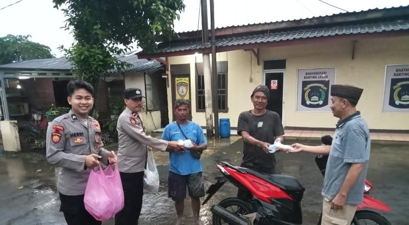 Para pengguna jalan yang melewati Kantor Polsek Legok nampak senang menerima takjil buka puasa dari Petugas Polsek dan Pengurus KNPI Legok 
