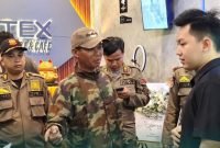 Petugas Satpol PP Kabupaten Tangerang mendatangi Tempat Hiburan Umum Billyar Qortex di Citra Raya Cikupa pada Sabtu dini hari (01/03/2025)