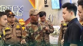 Petugas Satpol PP Kabupaten Tangerang mendatangi Tempat Hiburan Umum Billyar Qortex di Citra Raya Cikupa pada Sabtu dini hari (01/03/2025)