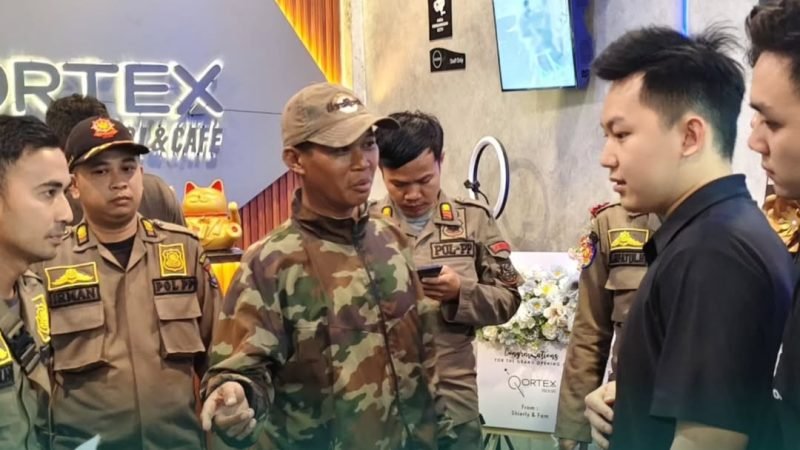 Petugas Satpol PP Kabupaten Tangerang mendatangi Tempat Hiburan Umum Billyar Qortex di Citra Raya Cikupa pada Sabtu dini hari (01/03/2025)