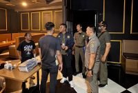 Petugas Satpol PP Kabupaten Tangerang melakukan patroli di berbagai titik, termasuk tempat hiburan, serta panti pijat yang berpotensi menimbulkan gangguan ketertiban umum pada bulan suci Ramadan di wilayah Gading Serpong Kecamatan Kelapadua, Selasa malam (11/03/2025)