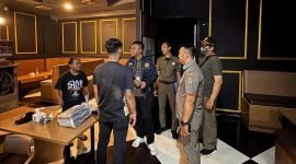 Petugas Satpol PP Kabupaten Tangerang melakukan patroli di berbagai titik, termasuk tempat hiburan, serta panti pijat yang berpotensi menimbulkan gangguan ketertiban umum pada bulan suci Ramadan di wilayah Gading Serpong Kecamatan Kelapadua, Selasa malam (11/03/2025)