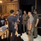 Petugas Satpol PP Kabupaten Tangerang melakukan patroli di berbagai titik, termasuk tempat hiburan, serta panti pijat yang berpotensi menimbulkan gangguan ketertiban umum pada bulan suci Ramadan di wilayah Gading Serpong Kecamatan Kelapadua, Selasa malam (11/03/2025)
