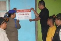 Satpol PP menyegel tempat yang diduga dijadikan sarana praktek prostitusi di 2 wilayah yaitu Kecamatan Cikupa dan Kecamatan Pasar Kemis Kabupaten Tangerang pada Jumat dini hari (14/03/2205)
