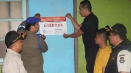 Satpol PP menyegel tempat yang diduga dijadikan sarana praktek prostitusi di 2 wilayah yaitu Kecamatan Cikupa dan Kecamatan Pasar Kemis Kabupaten Tangerang pada Jumat dini hari (14/03/2205)
