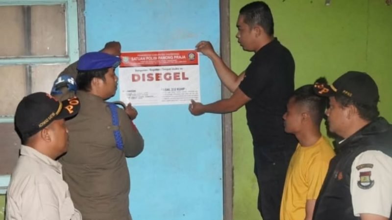 Satpol PP menyegel tempat yang diduga dijadikan sarana praktek prostitusi di 2 wilayah yaitu Kecamatan Cikupa dan Kecamatan Pasar Kemis Kabupaten Tangerang pada Jumat dini hari (14/03/2205)