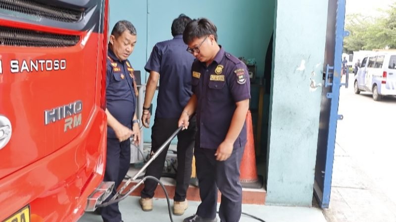 Proses Ramp Check pada Bus angkutan Mudik Gratis Kabupaten Tangerang Tahun 2025