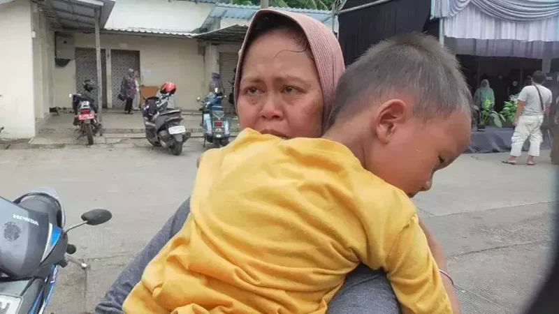 Seorang ibu menangis lantaran tidak mendapatkan bahan pangan murah di Tangerang, Minggu 23 Maret 2025. (Beritasatu.com)