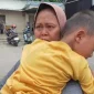 Seorang ibu menangis lantaran tidak mendapatkan bahan pangan murah di Tangerang, Minggu 23 Maret 2025. (Beritasatu.com)
