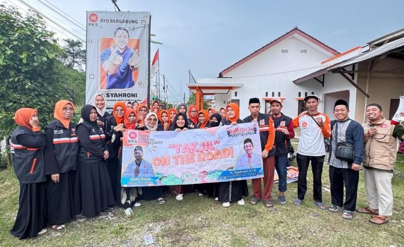 Pengurus DPC PKS Kecamatan Jambe berpose usai bagikan takjil buka puasa Ramadhan 1446 H