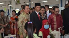 Presiden Jokowi berkunjung ke PT Adis Dimension Footwear Balajara dan berbincang dengan karyawannya pada 5 Oktober 2015 (Dokumen Foto Kemenaker RI)