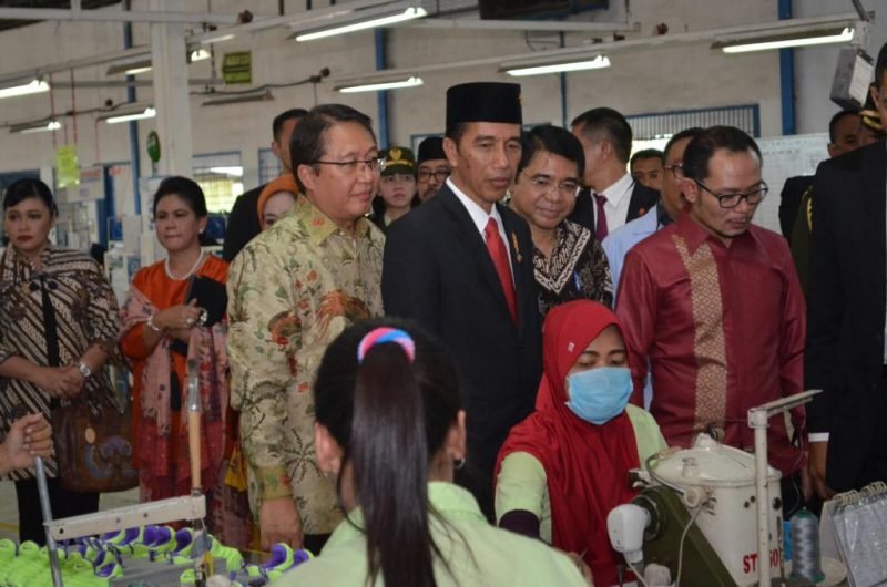 Presiden Jokowi berkunjung ke PT Adis Dimension Footwear Balajara dan berbincang dengan karyawannya pada 5 Oktober 2015 (Dokumen Foto Kemenaker RI)