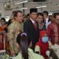 Presiden Jokowi berkunjung ke PT Adis Dimension Footwear Balajara dan berbincang dengan karyawannya pada 5 Oktober 2015 (Dokumen Foto Kemenaker RI)