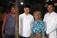 Wagub Banten Dimyati didamping Asda 1 Komarudin saat mengunjungi Rumah Mak Arfah penerima bantuan RTLH warga Kp Kalijodo Desa Parahu Kecamatan Sukamulya