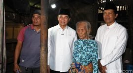 Wagub Banten Dimyati didamping Asda 1 Komarudin saat mengunjungi Rumah Mak Arfah penerima bantuan RTLH warga Kp Kalijodo Desa Parahu Kecamatan Sukamulya 