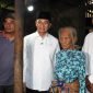 Wagub Banten Dimyati didamping Asda 1 Komarudin saat mengunjungi Rumah Mak Arfah penerima bantuan RTLH warga Kp Kalijodo Desa Parahu Kecamatan Sukamulya 