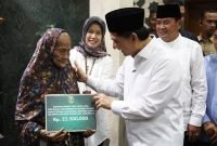 Wagub Banten A Dimyati Natakusumah menyerahkan simbolis bantuan Rehabilitasi RTLH milik Nenek Irfah warga Parahu Kecamatan Balaraja