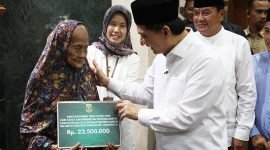 Wagub Banten A Dimyati Natakusumah menyerahkan simbolis bantuan Rehabilitasi RTLH milik Nenek Irfah warga Parahu Kecamatan Balaraja
