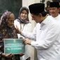 Wagub Banten A Dimyati Natakusumah menyerahkan simbolis bantuan Rehabilitasi RTLH milik Nenek Irfah warga Parahu Kecamatan Balaraja