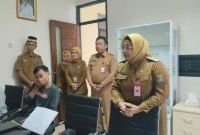 Wakil Bupati Tangerang, Intan Nurul Hikmah saat meninjau Posko THR Disnaker Kabupaten Tangerang, Senin (10/3/2025). (Tribuntangerang.com/Nurmahadi).